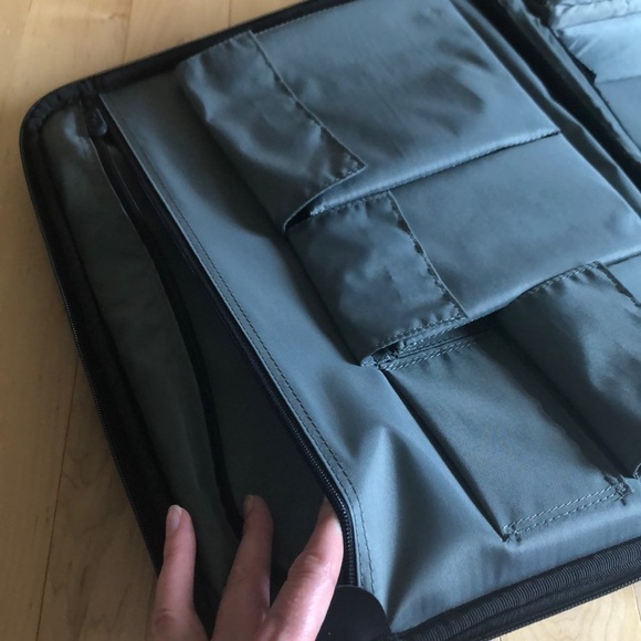 Targus Deluxe black laptop messenger bag NWT - Picture 9 of 13